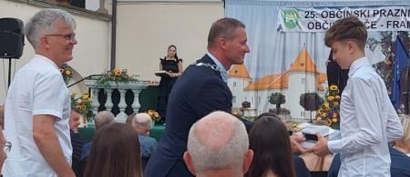 Samuel Vindiš prejema zlato petico iz rok župana Sama Rajšpa